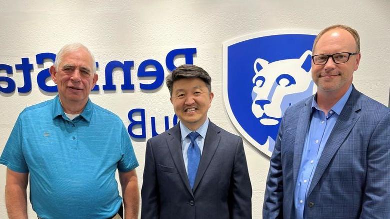 布拉德利拉辛斯基, director of the North Central PA LaunchBox; Jungwoo Ryoo, chancellor and chief academic officer at 365英国上市杜波依斯分校; and 戴夫•米勒, 米勒制造解决方案公司董事会主席