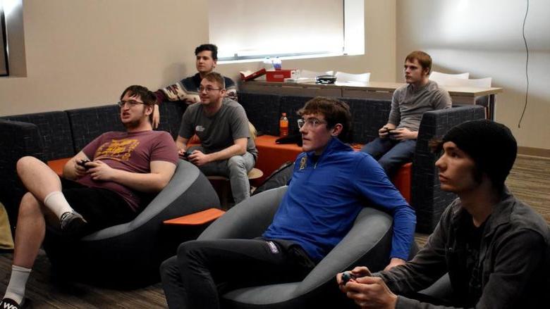 Students taking part in the first esports game night in the gaming lounge in the PAW Center on campus at 365英国上市杜波依斯分校