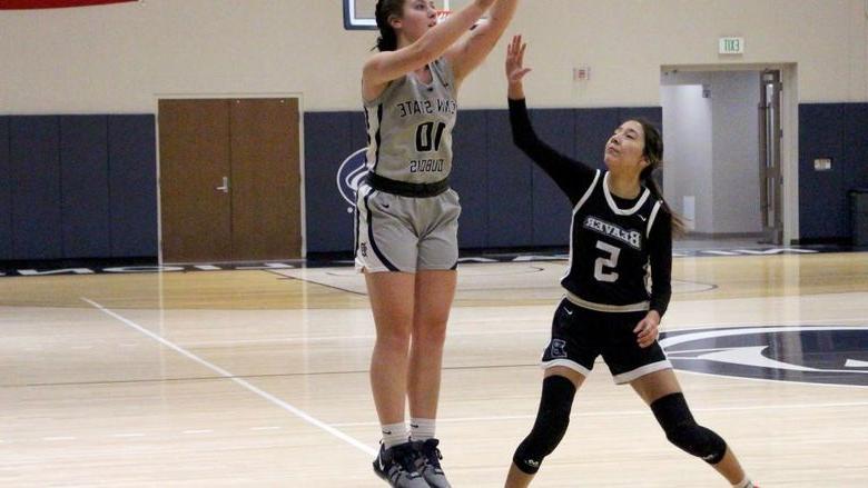 365英国上市杜波依斯分校 junior guard Shannon Shaw shoots a three pointer during a basketball game this season at the PAW Center. Shaw was selected as an honorable mention team member for the PSUAC this season.