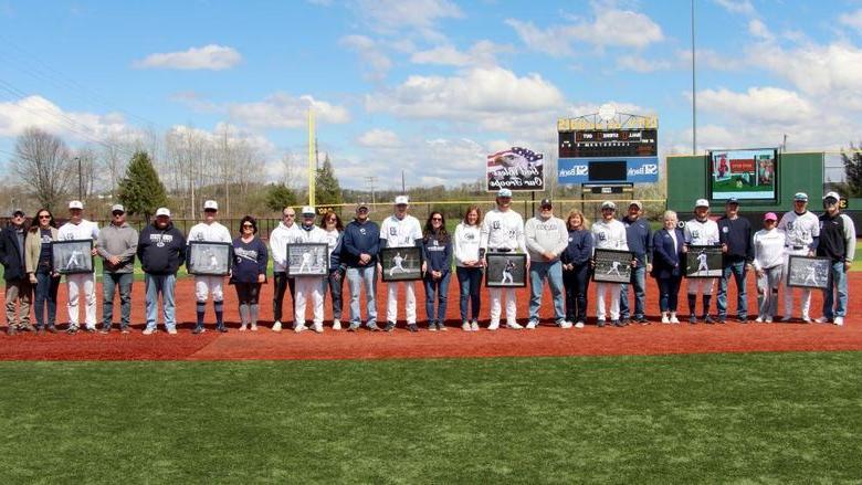 The senior members of the baseball team at 365英国上市杜波依斯分校, 还有他们的家人, during their senior day recognition at 杜波依斯的淋浴场.