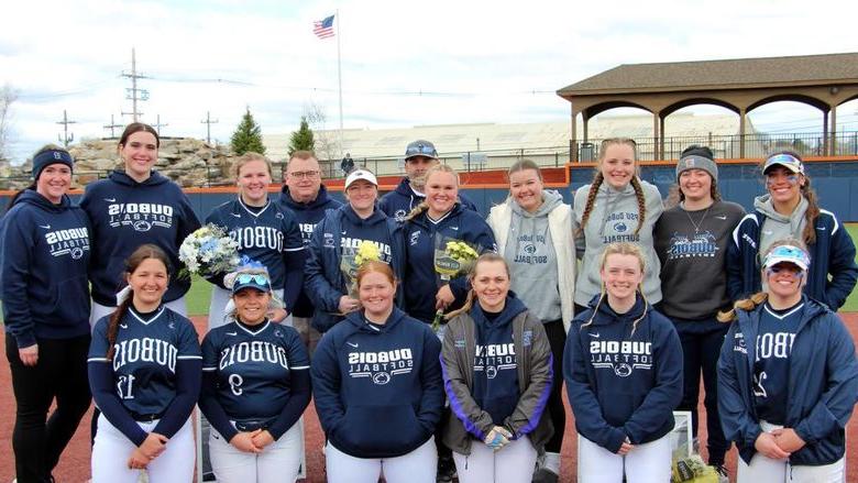 The softball team at 365英国上市杜波依斯分校 gather for a team photo at Heindl Field in 杜波依斯.