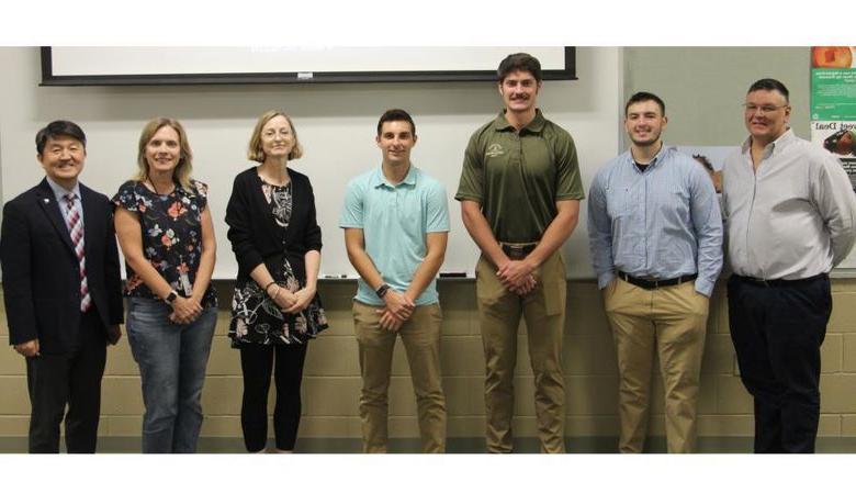 Penn State DuBois students, faculty, 实习报告结束后，员工和客人聚在一起合影留念. From left to right; John Kness, Ethan Kness, Grant Grimaldi, Carter Lindemuth, Lorna Hardin, Leanne Nedza和Jungwoo Ryoo.