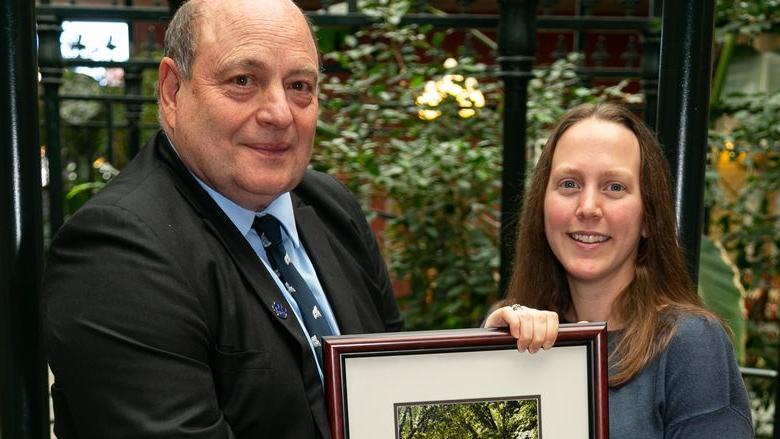 Emily 托马斯。 with Steve Grado, vice president of the Penn State Forest Resources 校友 Group.