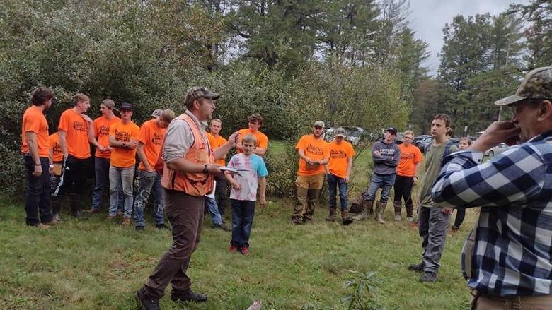 Lecturer in Forestry Mike Eckley, 在中心, organized the Walk in Penn’s Woods event at Camp Mountain Run. 